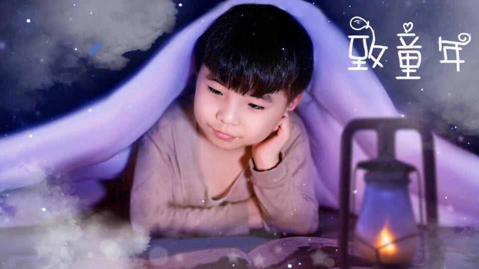 笑脸摇马多彩生日派对封面PPT模板9